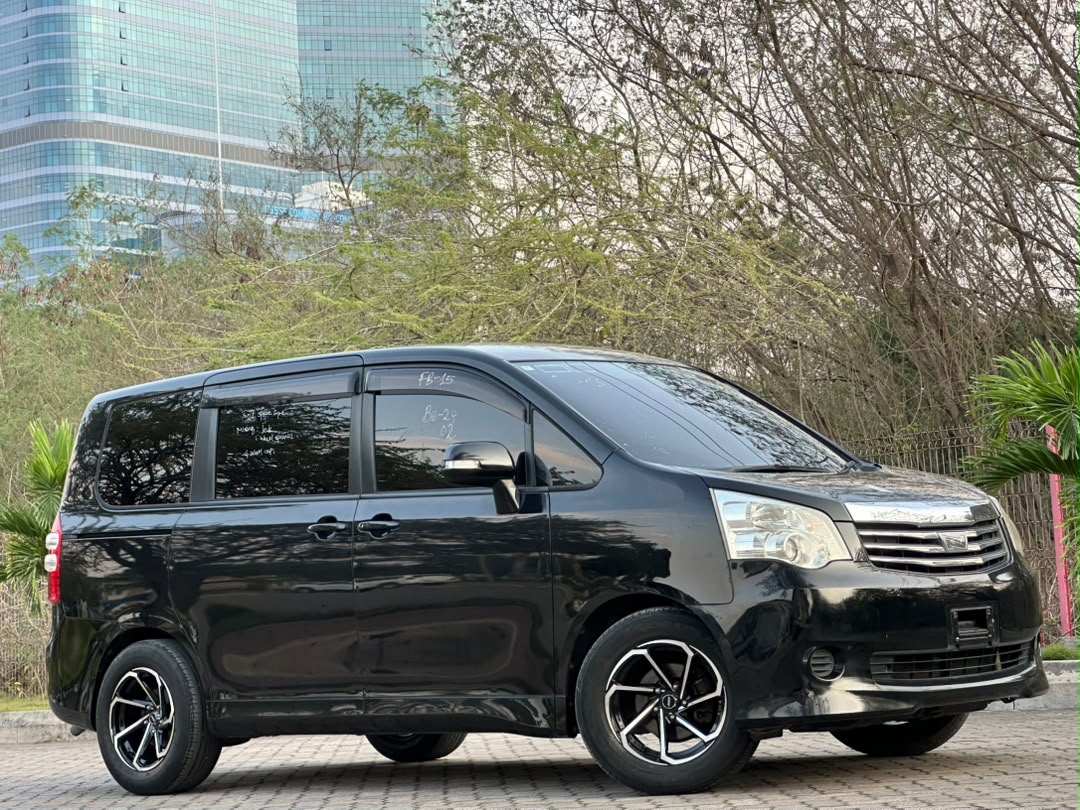 TOYOTA NOAH NEW